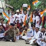 जालौन के कोंच नगर में दिल्ली में हुए छात्रों पर लाठीचार्ज के विरोध में हाथों में तिरंगा लिए सड़क पर प्रदर्शन करते छात्र, सपा और कांग्रेस कार्यकर्ता।
