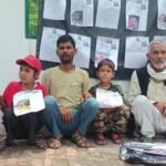 जालौन में मार्मिक मामला: तीन बच्चों की मां के लापता होने से परिवार बेहाल, पत्नी की तलाश में डीएम कार्यालय के बाहर धरने पर बैठा पति जालौन के जिलाधिकारी कार्यालय के बाहर अपनी तीन मासूम बच्चों के साथ जमीन पर धरने पर बैठा एक मजदूर पति, जो हाथ में पत्नी की तलाश की गुहार से जुड़ा पोस्टर लिए न्याय की मांग कर रहा है।