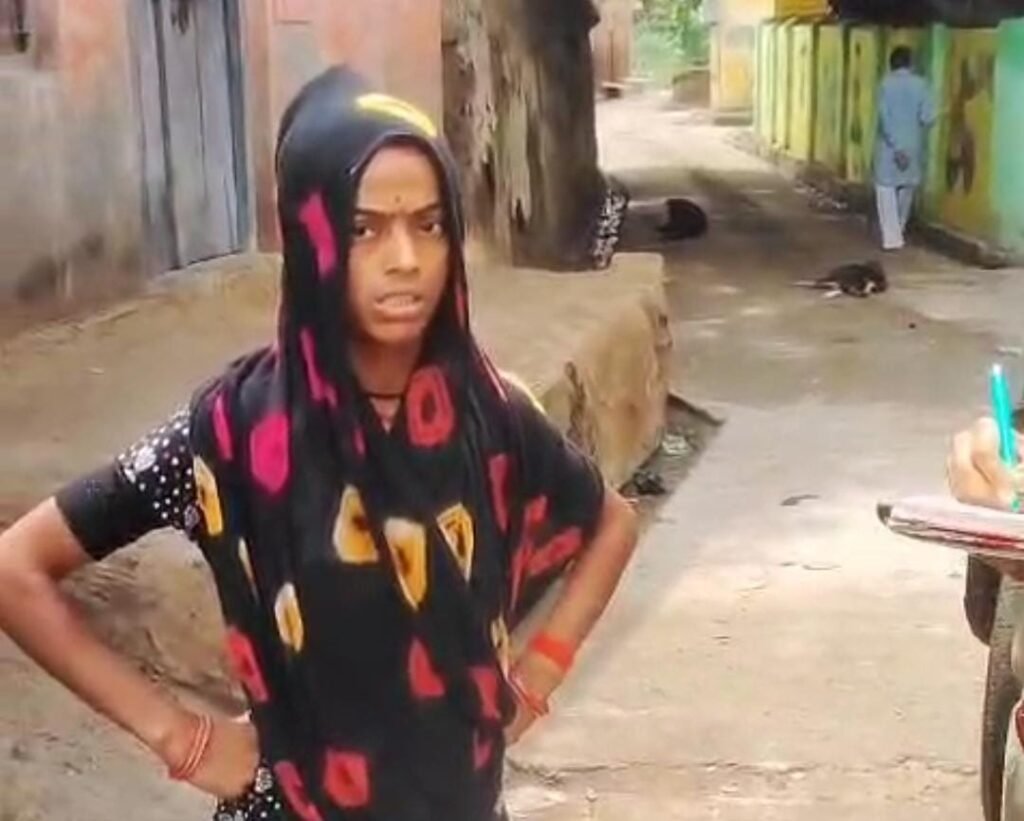 जालौन में महिला की शिकायत पर पहुँची यूपी 112 टीम पर गंभीर आरोप, युवक ने सिपाही पर छीने गए मोबाइल का वीडियो किया वायरल news image जालौन के छिरिया चौकी क्षेत्र के खनुवा गांव में यूपी 112 पुलिस टीम और स्थानीय युवक के बीच विवाद के बाद मौके पर जमा ग्रामीणों की भीड़ और वायरल वीडियो का एक दृश्य।