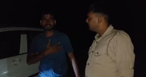 जालौन और औरैया बॉर्डर पर स्थित शेरगढ़ पुल और यमुना नदी का दृश्य, जहां गृहक्लेश के चलते एक युवक ने नदी में छलांग लगा दी थी।