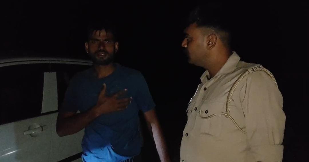 जालौन और औरैया बॉर्डर पर स्थित शेरगढ़ पुल और यमुना नदी का दृश्य, जहां गृहक्लेश के चलते एक युवक ने नदी में छलांग लगा दी थी।
