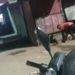 जालौन कोतवाली क्षेत्र के बस स्टैंड स्थित सिटी कॉम्प्लेक्स के सामने आपसी विवाद के बाद मारपीट का दृश्य, वायरल वीडियो से लिया गया स्क्रीनशॉट।
