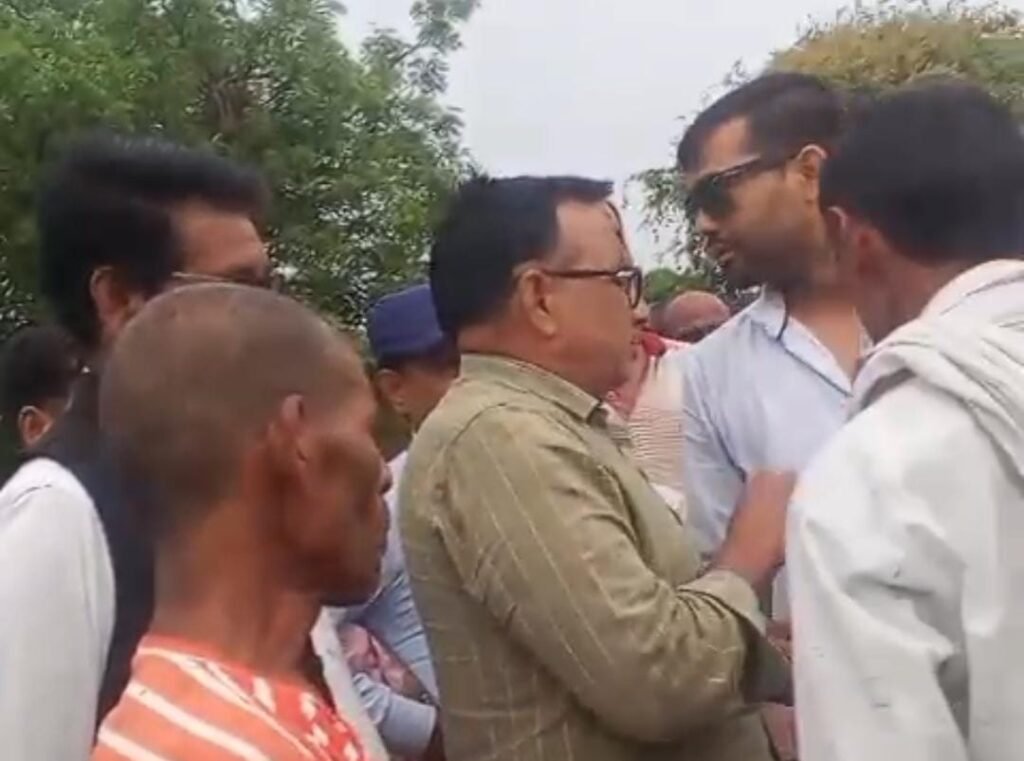 जालौन में खाकी और खादी की साठगांठ! तालाब की बेशकीमती जमीन पर अवैध कब्जे के गंभीर आरोप, जांच करने पहुंचे अधिकारी पर शिकायतकर्ता को धमकाने का सनसनीखेज मामला news image जालौन के आटा थाना क्षेत्र के इटौरा-बाबनी गांव में तालाब की जमीन पर अवैध कब्जे और प्रशासनिक जांच से जुड़ा सांकेतिक चित्र, जिसमें प्रशासनिक अधिकारी और ग्रामीण नजर आ रहे हैं।