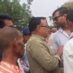 जालौन के आटा थाना क्षेत्र के इटौरा-बाबनी गांव में तालाब की जमीन पर अवैध कब्जे और प्रशासनिक जांच से जुड़ा सांकेतिक चित्र, जिसमें प्रशासनिक अधिकारी और ग्रामीण नजर आ रहे हैं।