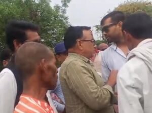 जालौन के आटा थाना क्षेत्र के इटौरा-बाबनी गांव में तालाब की जमीन पर अवैध कब्जे और प्रशासनिक जांच से जुड़ा सांकेतिक चित्र, जिसमें प्रशासनिक अधिकारी और ग्रामीण नजर आ रहे हैं।