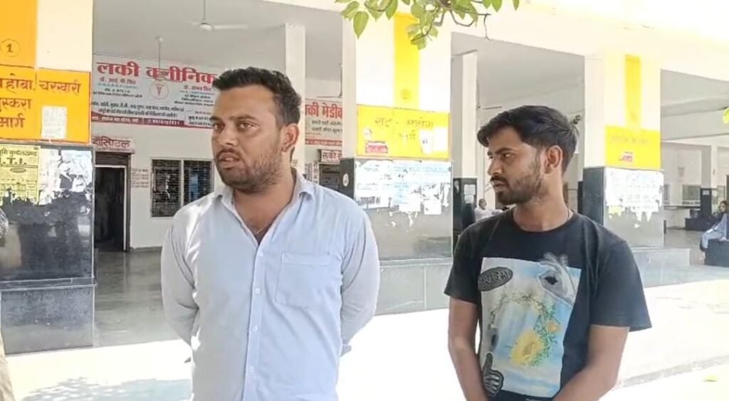 जालौन रोडवेज डिपो में भ्रष्टाचार का बड़ा मामला: संविदा परिचालकों ने अधिकारी पर लगाए 20 हजार रुपये रिश्वत मांगने और अवैध वसूली के गंभीर आरोप news image उरई रोडवेज बस स्टैंड पर विरोध प्रदर्शन करते हुए अपनी समस्याएं बताते रोडवेज बस के संविदा परिचालक।