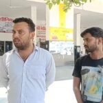 जालौन रोडवेज डिपो में भ्रष्टाचार का बड़ा मामला: संविदा परिचालकों ने अधिकारी पर लगाए 20 हजार रुपये रिश्वत मांगने और अवैध वसूली के गंभीर आरोप उरई रोडवेज बस स्टैंड पर विरोध प्रदर्शन करते हुए अपनी समस्याएं बताते रोडवेज बस के संविदा परिचालक।