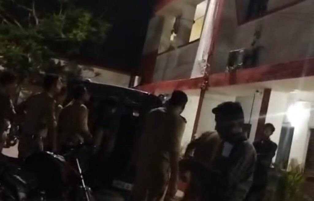 जालौन के उरई कोतवाली क्षेत्र में जुआरियों के अड्डे पर पुलिस की छापेमारी के दौरान सुरक्षा व्यवस्था का जायजा लेते पुलिसकर्मी।