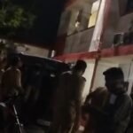 जालौन में पुलिस का बड़ा एक्शन: उरई में जुआरियों के अड्डे पर छापा, 8 गिरफ्तार; आधा दर्जन अंधेरे का फायदा उठाकर भागे जालौन के उरई कोतवाली क्षेत्र में जुआरियों के अड्डे पर पुलिस की छापेमारी के दौरान सुरक्षा व्यवस्था का जायजा लेते पुलिसकर्मी।