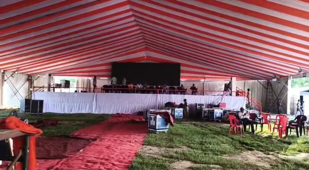उत्तर प्रदेश के मुख्यमंत्री योगी आदित्यनाथ के उरई दौरे से पहले इंदिरा स्टेडियम खेल मैदान में सुरक्षा व्यवस्था और तैयारियों का निरीक्षण करते अधिकारी व पुलिस बल।