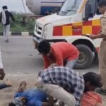 जालौन में दर्दनाक सड़क हादसा: NH-27 पर स्कूटी और बाइक की आमने-सामने की जोरदार टक्कर, चार लोग गंभीर रूप से घायल उत्तर प्रदेश के जालौन में एनएच-27 स्थित अजनारी ब्रिज के पास सड़क हादसे के बाद दुर्घटनास्थल पर जुटी भीड़ और पुलिस-प्रशासन की मौजूदगी को दर्शाती प्रतीकात्मक तस्वीर।