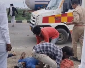उत्तर प्रदेश के जालौन में एनएच-27 स्थित अजनारी ब्रिज के पास सड़क हादसे के बाद दुर्घटनास्थल पर जुटी भीड़ और पुलिस-प्रशासन की मौजूदगी को दर्शाती प्रतीकात्मक तस्वीर।