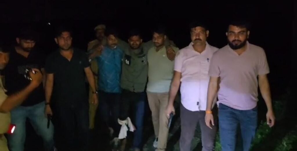 जालौन के कदौरा थाना क्षेत्र में पुलिस मुठभेड़ के बाद घटनास्थल की घेराबंदी करते हुए पुलिस बल और फॉरेंसिक टीम, साथ ही बरामद की गई कार और अवैध असलहे।