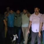 जालौन में खाकी का खौफ: पुलिस और अंतर्जनपदीय चोरों के बीच भीषण मुठभेड़, दो बदमाशों के पैर में लगी गोली; चार गिरफ्तार जालौन के कदौरा थाना क्षेत्र में पुलिस मुठभेड़ के बाद घटनास्थल की घेराबंदी करते हुए पुलिस बल और फॉरेंसिक टीम, साथ ही बरामद की गई कार और अवैध असलहे।