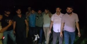 जालौन के कदौरा थाना क्षेत्र में पुलिस मुठभेड़ के बाद घटनास्थल की घेराबंदी करते हुए पुलिस बल और फॉरेंसिक टीम, साथ ही बरामद की गई कार और अवैध असलहे।