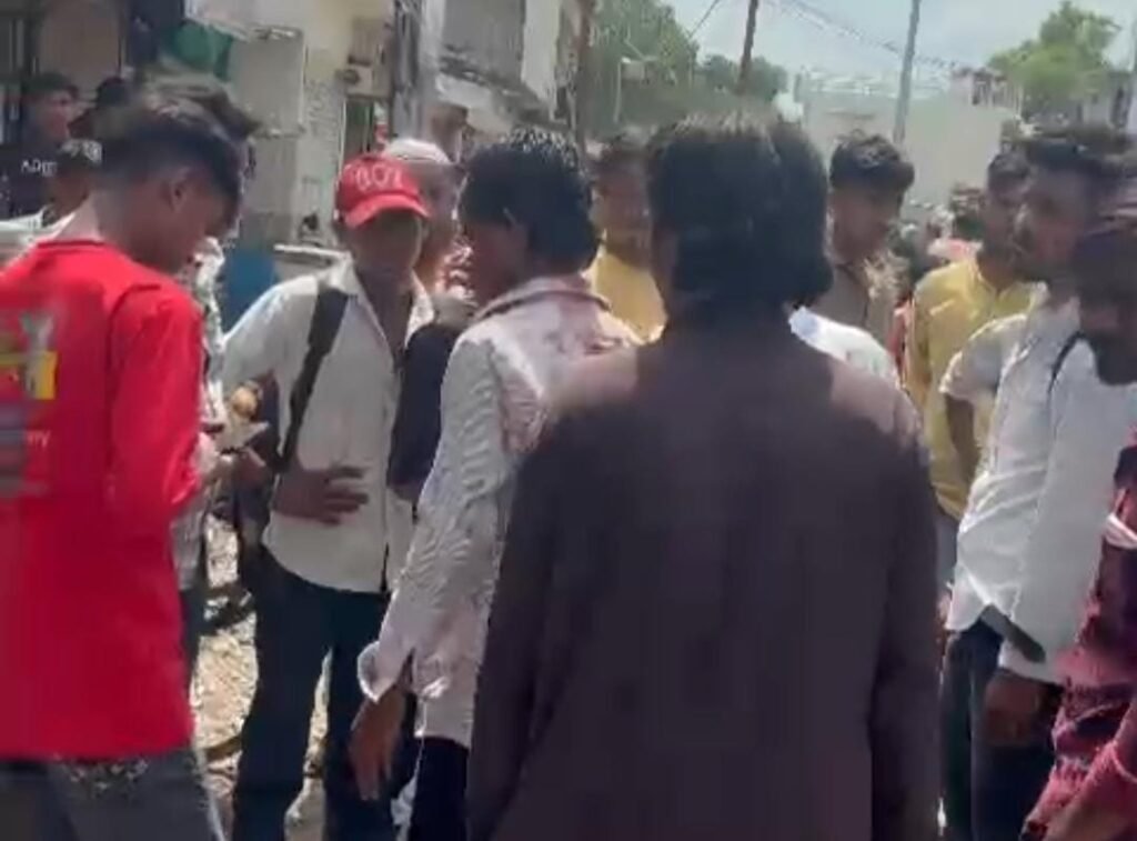 कोंच कोतवाली क्षेत्र के रेलवे क्रॉसिंग के पास पीएनबी बैंक के सामने बाइक से कट मारने को लेकर सड़क के बीचों-बीच आपस में भिड़े दो पक्ष, मारपीट का दृश्य जिसे स्थानीय राहगीरों ने कैमरे में कैद किया।