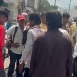 कोंच कोतवाली क्षेत्र के रेलवे क्रॉसिंग के पास पीएनबी बैंक के सामने बाइक से कट मारने को लेकर सड़क के बीचों-बीच आपस में भिड़े दो पक्ष, मारपीट का दृश्य जिसे स्थानीय राहगीरों ने कैमरे में कैद किया।