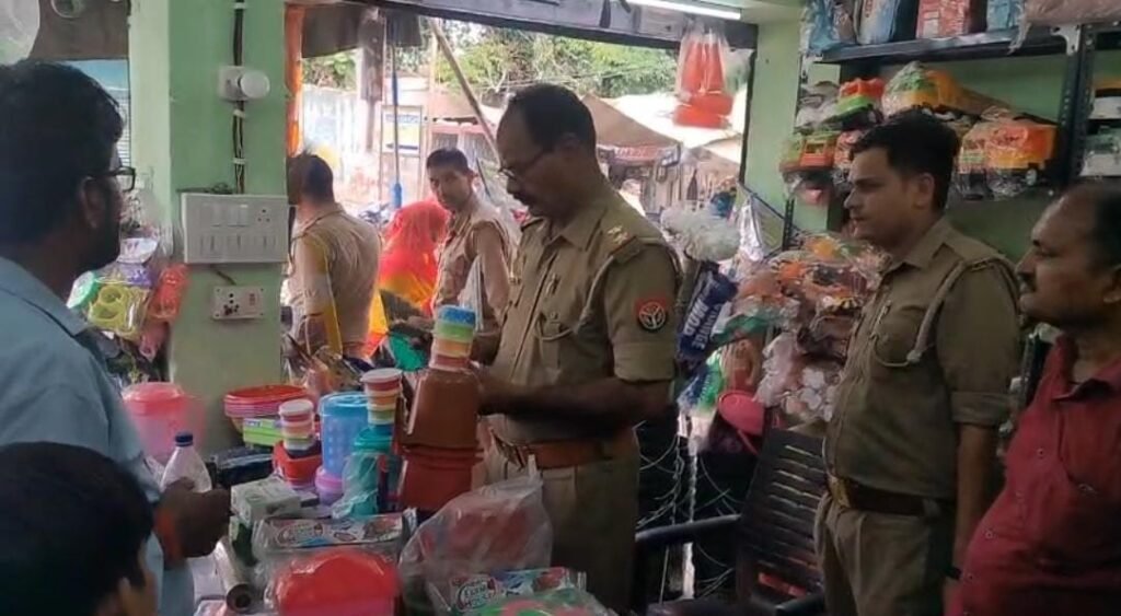 जालौन कोतवाली क्षेत्र के जालौन नगर में दुकान के बाहर लगे सीसीटीवी कैमरे की फुटेज खंगालती और जांच करती हुई स्थानीय पुलिस टीम।
