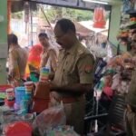 जालौन कोतवाली क्षेत्र के जालौन नगर में दुकान के बाहर लगे सीसीटीवी कैमरे की फुटेज खंगालती और जांच करती हुई स्थानीय पुलिस टीम।