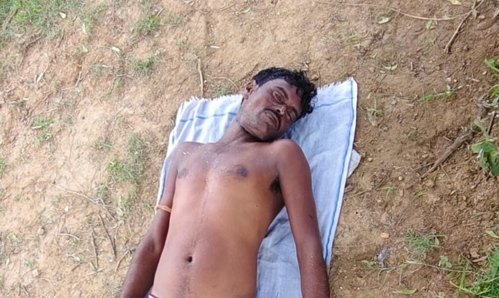 उत्तर प्रदेश के जालौन जिले के कदौरा थाना क्षेत्र स्थित हेमनपुरा डेरा गांव में युवक द्वारा फांसी लगाकर आत्महत्या करने के मामले की जांच करती हुई पुलिस और फोरेंसिक टीम, मौके पर जुटे स्थानीय ग्रामीण।