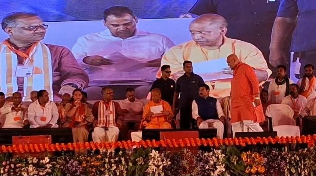 उत्तर प्रदेश के मुख्यमंत्री योगी आदित्यनाथ जालौन में एक विशाल जनसभा को संबोधित करते हुए और मंच से विकास परियोजनाओं का लोकार्पण एवं शिलान्यास करते हुए।