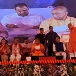 जालौन को मुख्यमंत्री योगी की 1275 करोड़ की सौगात: 374 विकास परियोजनाओं का शिलान्यास, विपक्ष पर जमकर बरसे सीएम उत्तर प्रदेश के मुख्यमंत्री योगी आदित्यनाथ जालौन में एक विशाल जनसभा को संबोधित करते हुए और मंच से विकास परियोजनाओं का लोकार्पण एवं शिलान्यास करते हुए।