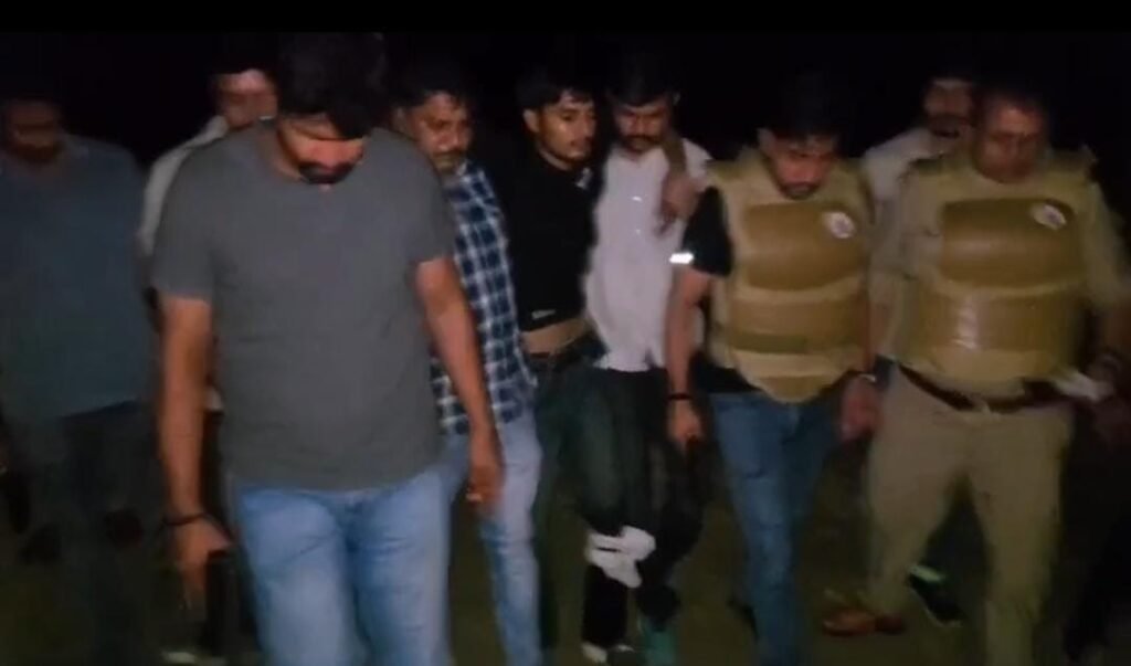 जालौन में पुलिस मुठभेड़ के बाद घेराबंदी करती पुलिस फोर्स और घटनास्थल का दृश्य।