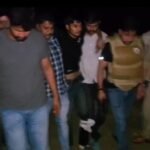 जालौन में पुलिस और अंतर्जनपदीय चोर गिरोह के बीच भीषण मुठभेड़: दो शातिर बदमाश घायल, एक गिरफ्तार; भारी मात्रा में जेवरात और नकदी बरामद जालौन में पुलिस मुठभेड़ के बाद घेराबंदी करती पुलिस फोर्स और घटनास्थल का दृश्य।