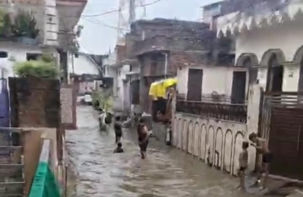 उत्तर प्रदेश के जालौन जिले के कालपी नगर पालिका क्षेत्र स्थित मोहल्ला रामगंज में भारी बारिश के बाद सड़कों पर घुटनों तक भरा पानी और घरों में घुसे पानी का दृश्य।