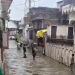 उत्तर प्रदेश के जालौन जिले के कालपी नगर पालिका क्षेत्र स्थित मोहल्ला रामगंज में भारी बारिश के बाद सड़कों पर घुटनों तक भरा पानी और घरों में घुसे पानी का दृश्य।