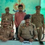 जालौन कोतवाली पुलिस द्वारा गिरफ्तार किए गए आरोपी शिवम चौधरी को मीडिया के सामने पेश करते हुए या पुलिस हिरासत में दिखाए जाने का एक सांकेतिक दृश्य, जिसमें पुलिसकर्मी सुरक्षा घेरे में नजर आ रहे हैं।