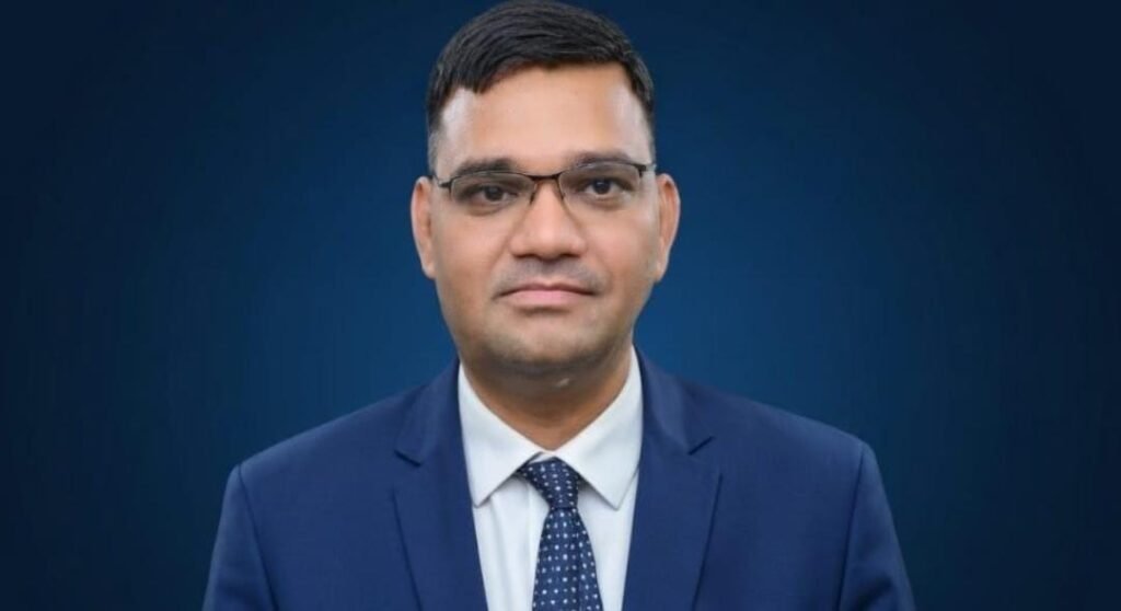 उत्तर प्रदेश के जालौन जिले की नई उरई तहसील परिसर में धरने की चेतावनी के बाद प्रशासनिक कार्यालय (चैंबर) के बाहर खड़े आईएएस अधिकारी एवं एसडीएम न्यायिक रिंकू सिंह राही।