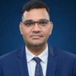 जालौन में प्रशासनिक लापरवाही: कार्यालय न मिलने पर भड़के IAS रिंकू सिंह राही, चारपाई डालकर काम करने की चेतावनी के बाद मिला चैंबर उत्तर प्रदेश के जालौन जिले की नई उरई तहसील परिसर में धरने की चेतावनी के बाद प्रशासनिक कार्यालय (चैंबर) के बाहर खड़े आईएएस अधिकारी एवं एसडीएम न्यायिक रिंकू सिंह राही।