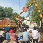 कोंच में दांव पर लगी जिंदगी: अज्ञात वाहन की टक्कर से टूटा रेलवे क्रॉसिंग का बैरियर बना मौत का बुलावा जालौन के कोंच क्षेत्र में अज्ञात वाहन की टक्कर से टूटा हुआ रेलवे क्रॉसिंग का बैरियर और वहां से जोखिम उठाकर गुजरते वाहन चालक।