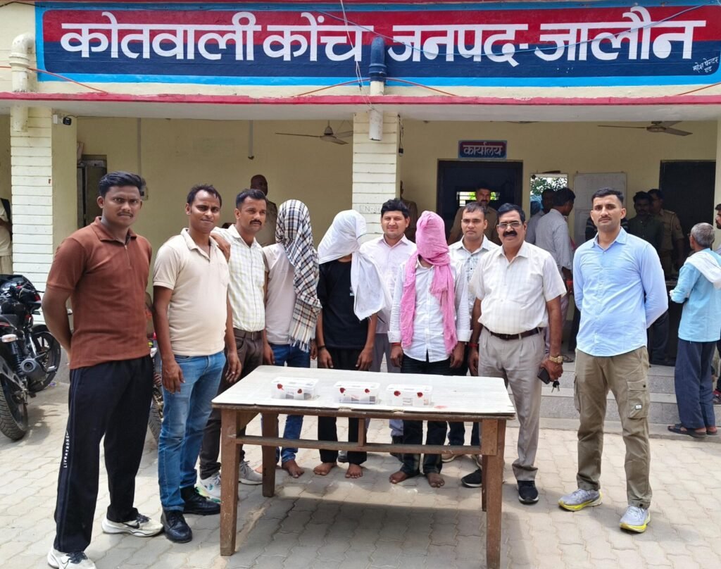 कोंच कोतवाली क्षेत्र में मलंगा पुलिया के पास पुलिस द्वारा पकड़े गए चोरी के माल और बरामदगी का मुआयना करती हुई जालौन पुलिस।