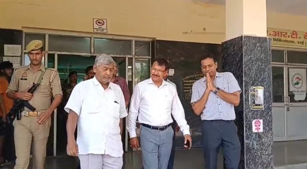 जालौन के उरई स्थित जिला अस्पताल में औचक निरीक्षण के दौरान वार्ड में मरीजों से बातचीत करते हुए जिलाधिकारी राजेश कुमार पांडेय और साथ में मौजूद स्वास्थ्य विभाग के अधिकारी।