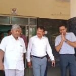 जालौन में स्वास्थ्य व्यवस्थाओं पर प्रशासन सख्त: डीएम राजेश कुमार पांडेय ने जिला अस्पताल का किया औचक निरीक्षण, दिए कड़े निर्देश जालौन के उरई स्थित जिला अस्पताल में औचक निरीक्षण के दौरान वार्ड में मरीजों से बातचीत करते हुए जिलाधिकारी राजेश कुमार पांडेय और साथ में मौजूद स्वास्थ्य विभाग के अधिकारी।