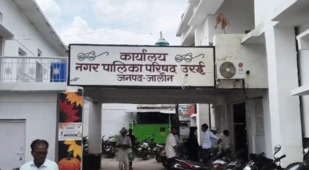 जालौन के उरई नगर पालिका कार्यालय में औचक निरीक्षण के दौरान कड़े तेवर दिखाते हुए चर्चित आईएएस अधिकारी और ज्वाइंट मजिस्ट्रेट रिंकू सिंह राही।