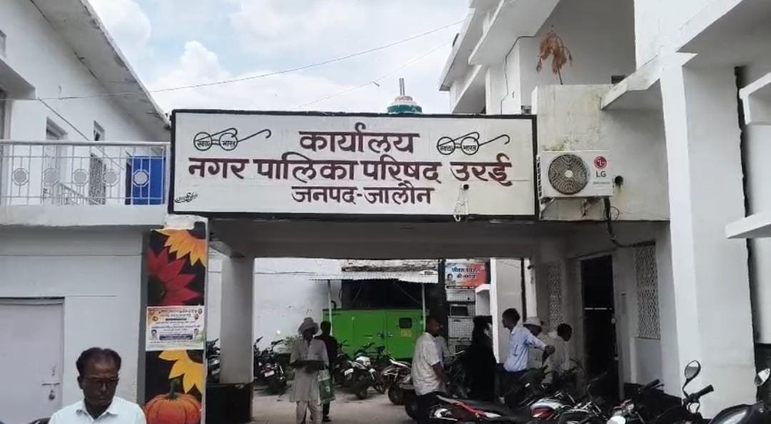 जालौन के उरई नगर पालिका कार्यालय में औचक निरीक्षण के दौरान कड़े तेवर दिखाते हुए चर्चित आईएएस अधिकारी और ज्वाइंट मजिस्ट्रेट रिंकू सिंह राही।