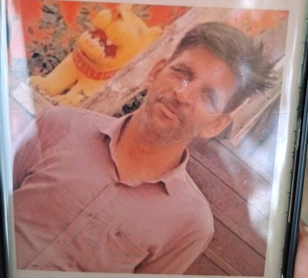 जालौन के कदौरा थाना क्षेत्र के करमचंदपुर गांव में खेत में काम कर रहे किसान की सर्पदंश से मौत के बाद गमगीन माहौल में एकत्र हुए ग्रामीण और पुलिसकर्मी।