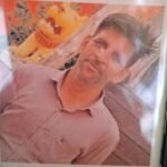 खेत में धान की रोपाई कर रहे किसान को जहरीले सांप ने डसा, मेडिकल कॉलेज पहुंचने से पहले ही थम गई सांसें जालौन के कदौरा थाना क्षेत्र के करमचंदपुर गांव में खेत में काम कर रहे किसान की सर्पदंश से मौत के बाद गमगीन माहौल में एकत्र हुए ग्रामीण और पुलिसकर्मी।
