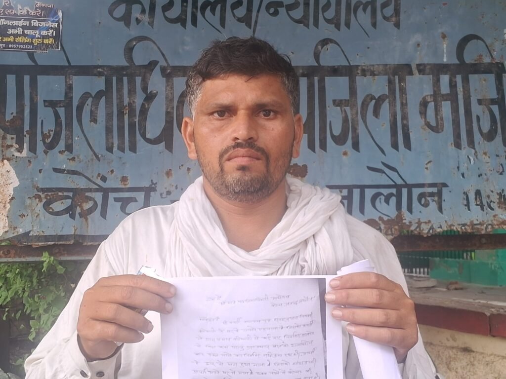 कोंच तहसील क्षेत्र के ग्राम क्योलारी में जर्जर और गंदे पड़े नाले को दिखाते हुए स्थानीय ग्रामीण, जिसके आसपास फैली गंदगी और जलभराव की स्थिति नजर आ रही है।