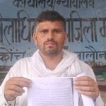 कोंच तहसील क्षेत्र के ग्राम क्योलारी में जर्जर और गंदे पड़े नाले को दिखाते हुए स्थानीय ग्रामीण, जिसके आसपास फैली गंदगी और जलभराव की स्थिति नजर आ रही है।