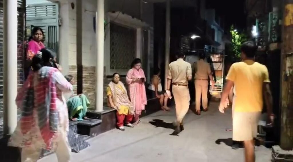 जालौन में दुकान बंद कर घर लौटे व्यापारी से हुई लूट की घटना के बाद मौके पर जांच-पड़ताल करती पुलिस और आसपास जुटी स्थानीय लोगों की भीड़।