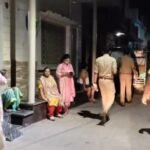 जालौन में बेखौफ बदमाशों का आतंक: दुकान बंद कर घर लौटे व्यापारी से लाखों रुपये से भरा झोला लूटा, पुलिस खंगाल रही सीसीटीवी जालौन में दुकान बंद कर घर लौटे व्यापारी से हुई लूट की घटना के बाद मौके पर जांच-पड़ताल करती पुलिस और आसपास जुटी स्थानीय लोगों की भीड़।