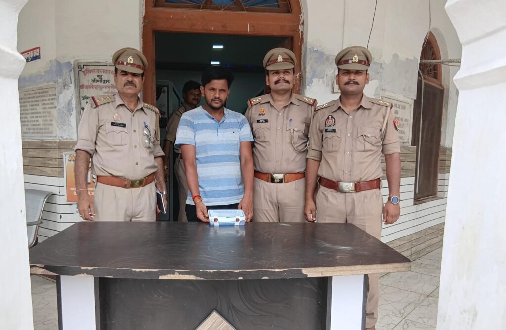 जालौन में साइबर क्राइम थाना पुलिस द्वारा चाइल्ड पोर्नोग्राफी मामले में गिरफ्तार किए गए आरोपी युवक का प्रतीकात्मक फाइल फोटो और बरामद किए गए मोबाइल फोन।