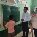 जालौन में प्रशासन का सख्त रुख: डीएम राजेश कुमार पाण्डेय ने कुकुरगांव और पहाड़पुरा में परखी विकास कार्यों की जमीनी हकीकत जालौन में जिलाधिकारी राजेश कुमार पाण्डेय कुकुरगांव के प्राथमिक विद्यालय में बच्चों से संवाद करते और शैक्षणिक गुणवत्ता की जांच करते हुए।