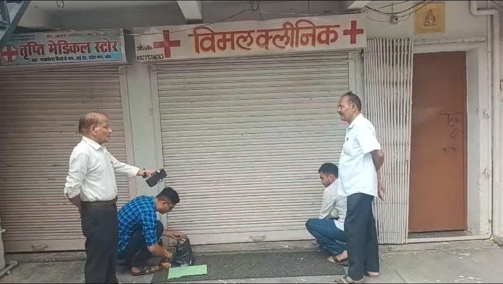 जालौन के कोंच कोतवाली क्षेत्र के मारकंडेश्वर तिराहे पर स्थित विमल क्लीनिक और तृप्ति मेडिकल स्टोर पर छापेमारी के दौरान जांच करती स्वास्थ्य विभाग की टीम।