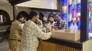 जालौन के उरई कोतवाली क्षेत्र स्थित मून बार में छापेमारी के दौरान कार्रवाई करती हुई आबकारी विभाग और पुलिस की टीम, बरामद शराब की बोतलें और कैन।