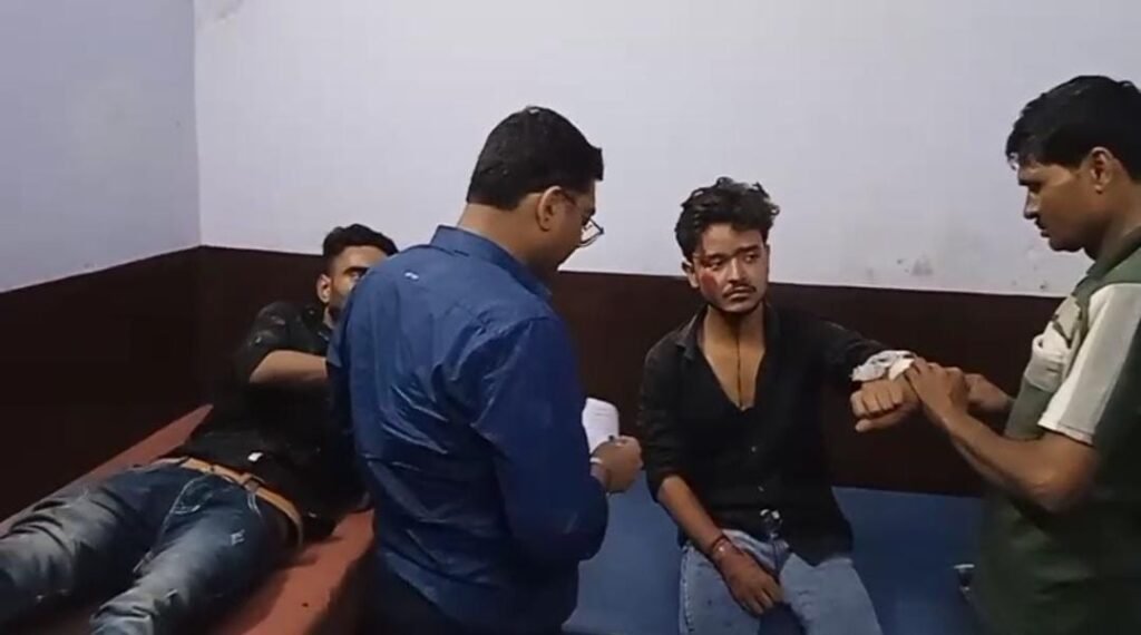 जालौन में सड़क हादसे के बाद सामुदायिक स्वास्थ्य केंद्र (CHC) के बाहर उमड़ी लोगों की भीड़ और एंबुलेंस का प्रतीकात्मक दृश्य।
